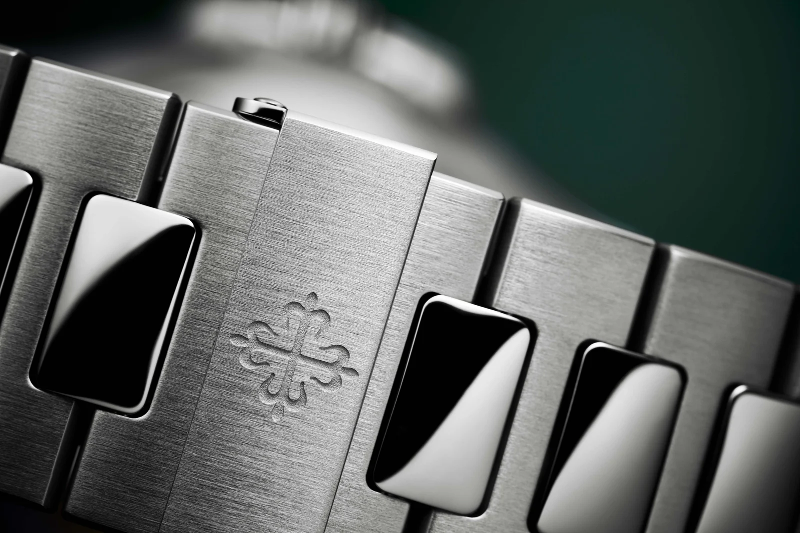 Macro du bracelet Nautilus, croix de Calatrava gravée